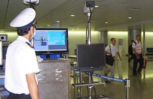 Đo thân nhiệt khách nhập cảnh để phòng bệnh Ebola