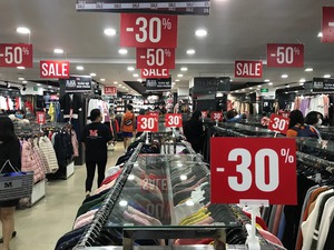 Giới trẻ xuyên đêm săn hàng giảm giá ngày 'Black Friday' 