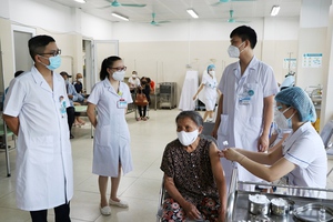 Tiêm vaccine phòng COVID-19 cho bệnh nhân chạy thận nhân tạo