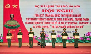 Khen thưởng các tác phẩm đạt giải trong cuộc thi tìm hiểu lịch sử lực lượng vũ trang Thủ đô