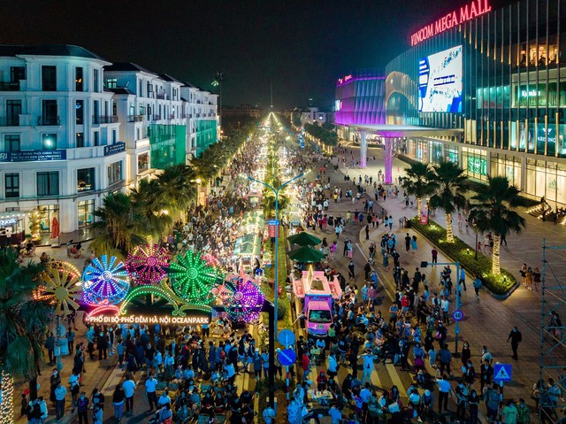 First nightlife district launched - Ảnh 2.