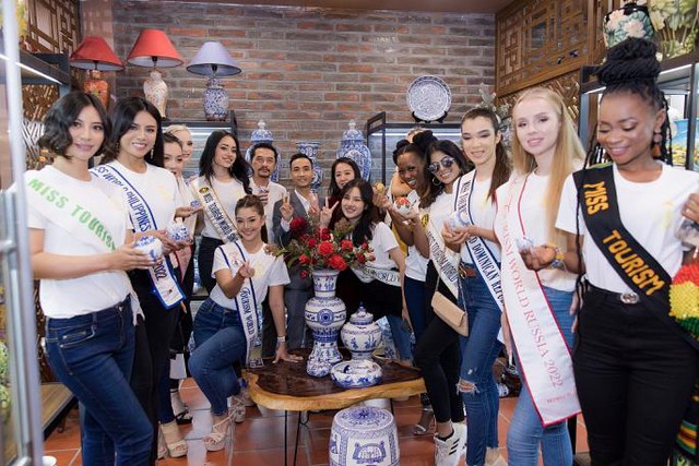 Miss Tourism World 2022 contestants visit Bat Trang traditional pottery village - Ảnh 2.