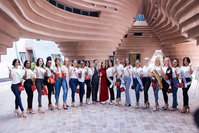 Miss Tourism World 2022 contestants visit Bat Trang traditional pottery village - Ảnh 1.