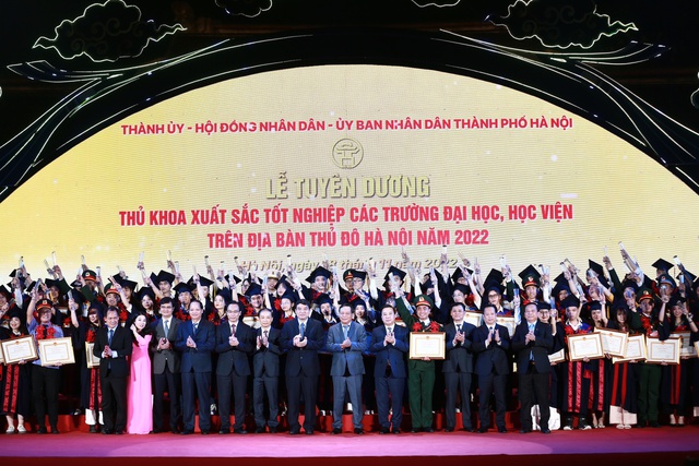 Nearly 100 best valedictorians honored - Ảnh 1.