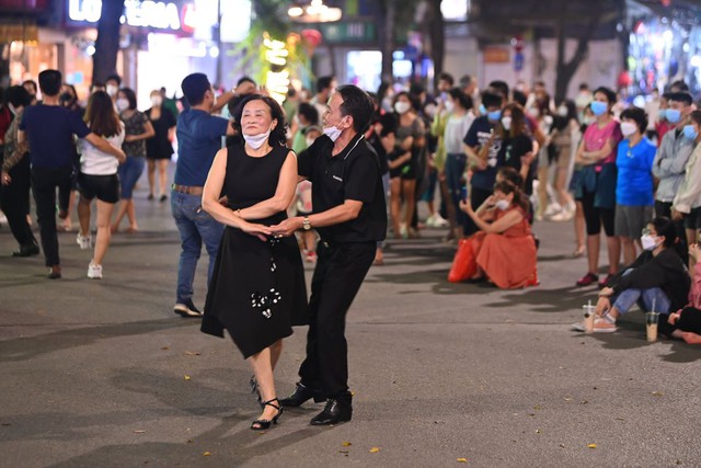 Pedestrian walking streets resume operation - Ảnh 4.