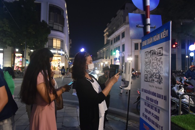 Pedestrian walking streets resume operation - Ảnh 2.