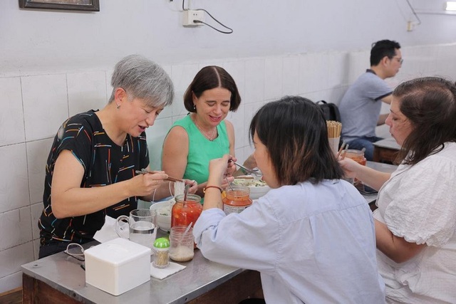 Australian Foreign Minister enjoys “Pho” in Ha Noi - Ảnh 1.