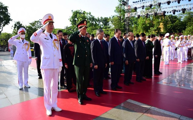 State and Ha Noi leaders commemorate Heroes and Martyrs - Ảnh 1.