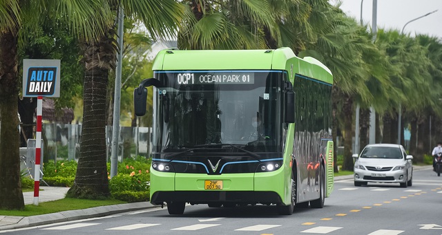 Ha Noi uses electric buses for environmental protection - Ảnh 1.