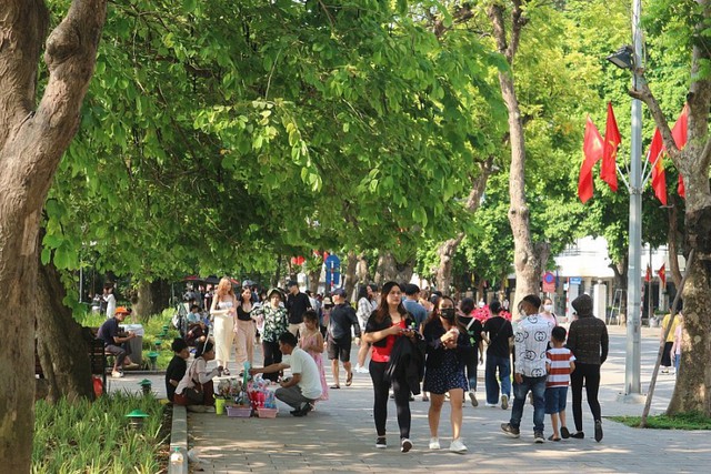 Capital welcomes over 400,000 visitors during National Day holiday - Ảnh 1.