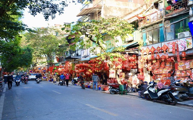 Downtown street decked out in red as Lunar New Year approaches - Ảnh 1.