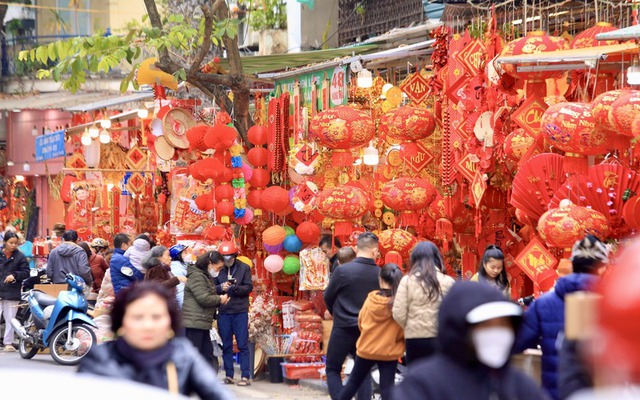 Downtown street decked out in red as Lunar New Year approaches - Ảnh 2.
