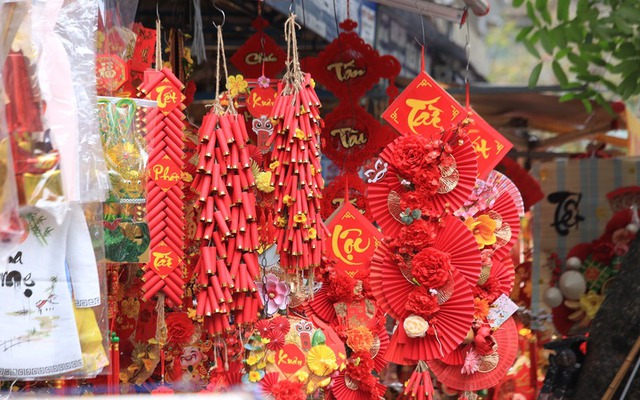 Downtown street decked out in red as Lunar New Year approaches - Ảnh 3.