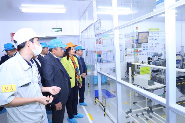 Mayor visits Meiko Electronics Viet Nam - Ảnh 1.