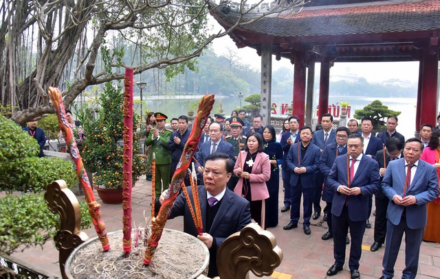 Local leaders pay tribute to ancestors ahead of Lunar New Year - Ảnh 1.