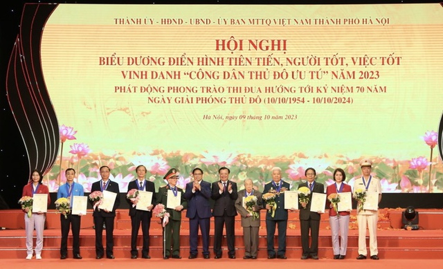 Ten outstanding citizens honored in Ha Noi - Ảnh 1. Ten outstanding citizens honored in Ha Noi - Ảnh 1.