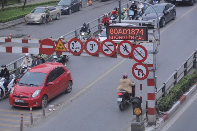 Capital pilots smart road signs for remote alert   - Ảnh 1.