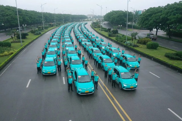First electric taxi service makes debut in Ha Noi - Ảnh 1.