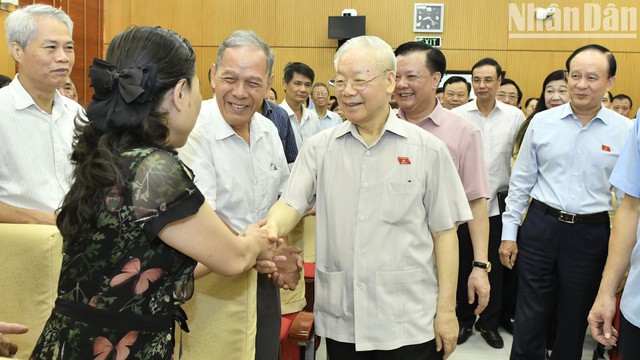 Party chief meets with local voters  - Ảnh 1.