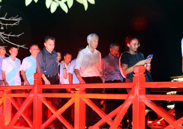 Singaporean Prime Minister walks around Hoan Kiem Lake - Ảnh 1.