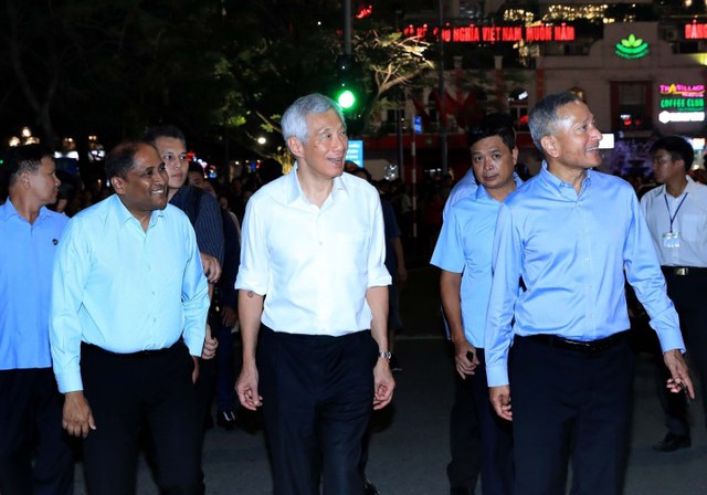 Singaporean Prime Minister walks around Hoan Kiem Lake - Ảnh 3.
