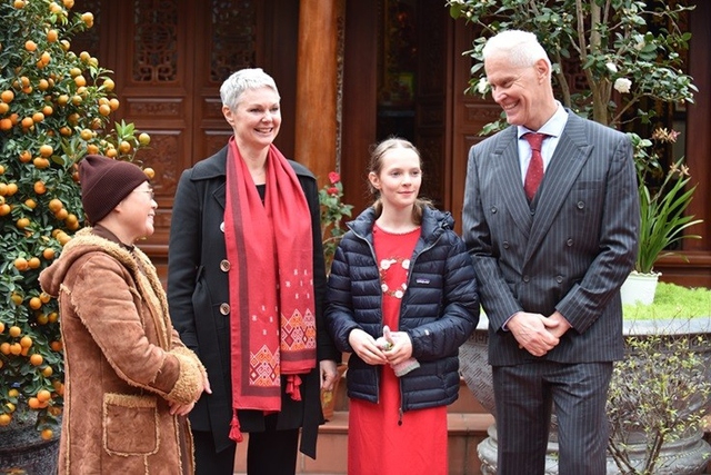 Norwegian Ambassador explores Vietnamese Tet at Duong Lam ancient village- Ảnh 1.