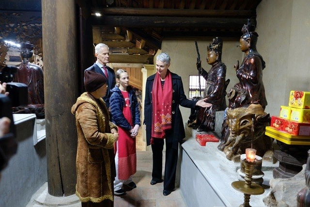 Norwegian Ambassador explores Vietnamese Tet at Duong Lam ancient village- Ảnh 2.