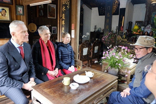 Norwegian Ambassador explores Vietnamese Tet at Duong Lam ancient village- Ảnh 4.
