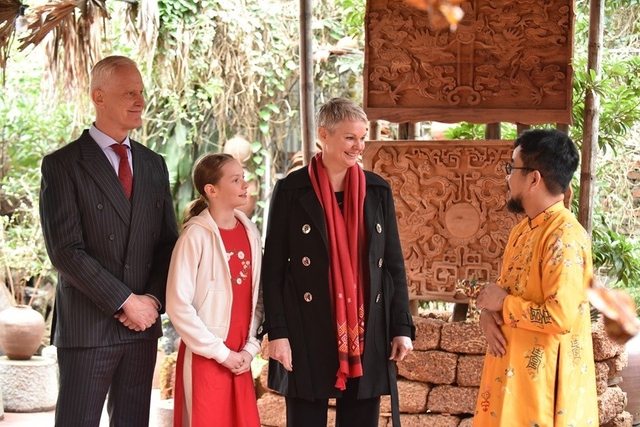 Norwegian Ambassador explores Vietnamese Tet at Duong Lam ancient village- Ảnh 6.