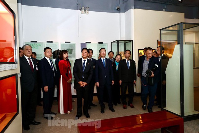 Presidents of Viet Nam, Philippines visit Thang Long Imperial Citadel- Ảnh 5.