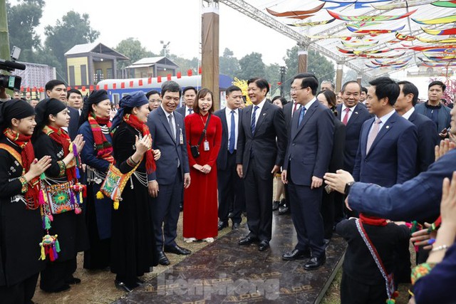 Presidents of Viet Nam, Philippines visit Thang Long Imperial Citadel- Ảnh 3.