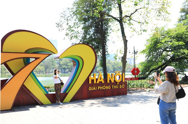 Ha Noi streets decorated for 70th anniversary Liberation Day celebrations- Ảnh 8.