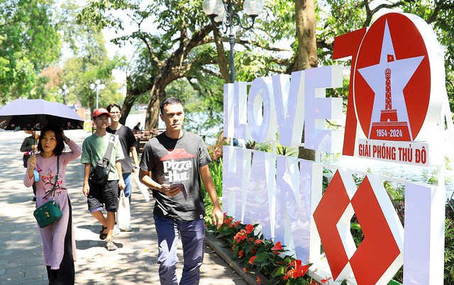 Ha Noi streets decorated for 70th anniversary Liberation Day celebrations- Ảnh 9.