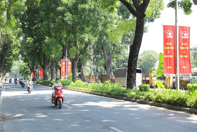 Ha Noi streets decorated for 70th anniversary Liberation Day celebrations- Ảnh 1.