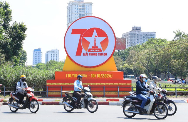 Ha Noi streets decorated for 70th anniversary Liberation Day celebrations- Ảnh 2.