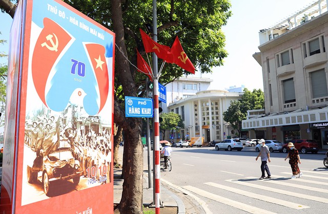 Ha Noi streets decorated for 70th anniversary Liberation Day celebrations- Ảnh 3.