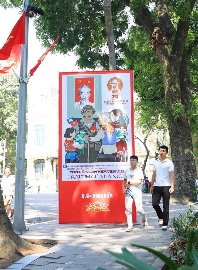 Ha Noi streets decorated for 70th anniversary Liberation Day celebrations- Ảnh 4.