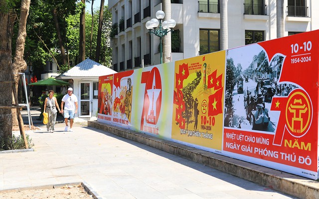 Ha Noi streets decorated for 70th anniversary Liberation Day celebrations- Ảnh 6.