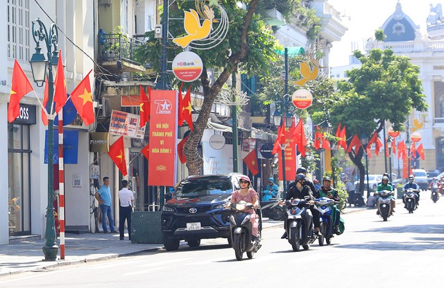 Ha Noi streets decorated for 70th anniversary Liberation Day celebrations- Ảnh 7.