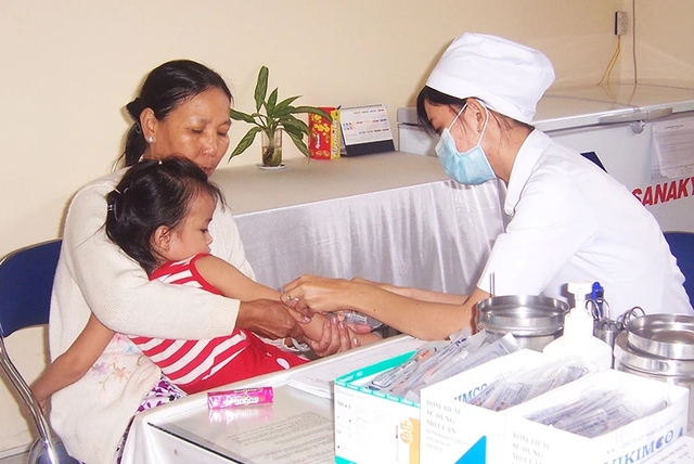 Measles vaccination campaign begins- Ảnh 1.