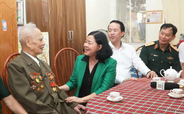 Secretary of Ha Noi Party Committee presents gifts to policy beneficiaries- Ảnh 1.