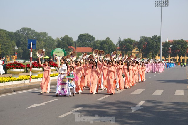 Capital marks 70th Liberation Day with long dress extravaganza- Ảnh 7.