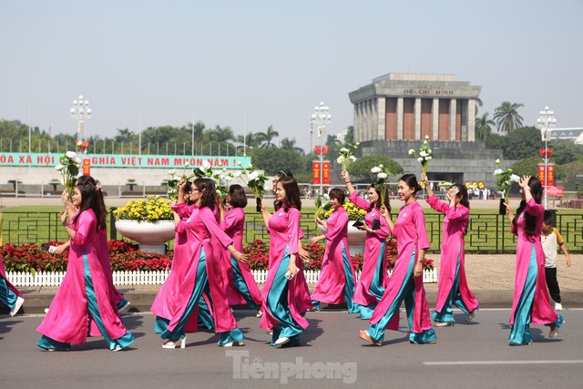 Capital marks 70th Liberation Day with long dress extravaganza- Ảnh 8.