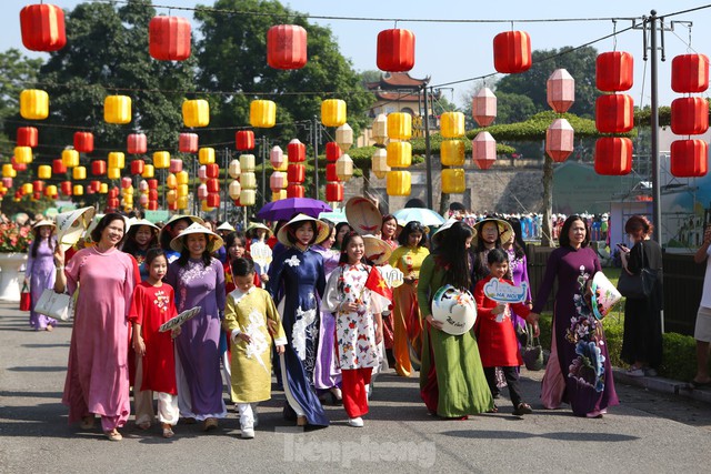 Capital marks 70th Liberation Day with long dress extravaganza- Ảnh 2.