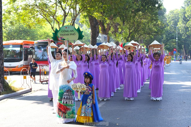 Capital marks 70th Liberation Day with long dress extravaganza- Ảnh 3.