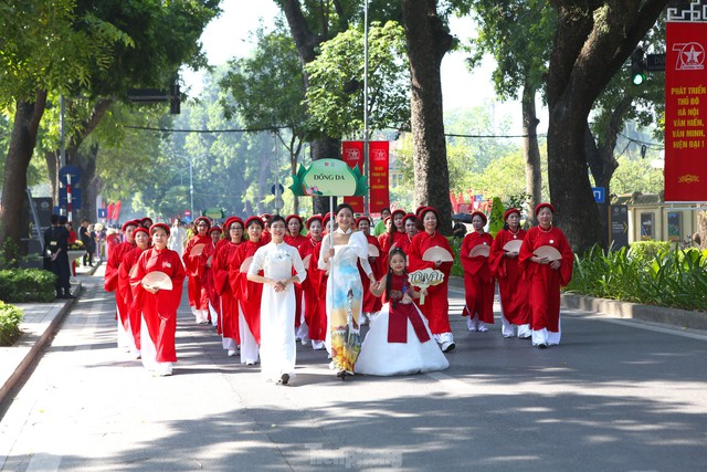 Capital marks 70th Liberation Day with long dress extravaganza- Ảnh 4.