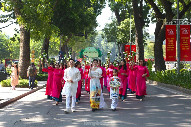 Capital marks 70th Liberation Day with long dress extravaganza- Ảnh 5.