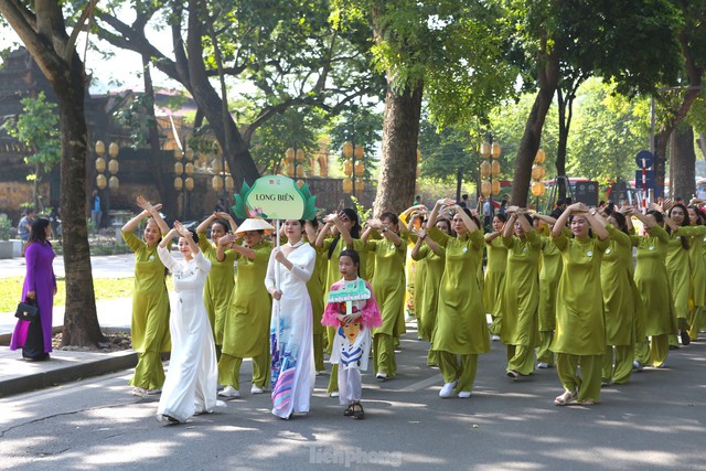 Capital marks 70th Liberation Day with long dress extravaganza- Ảnh 6.