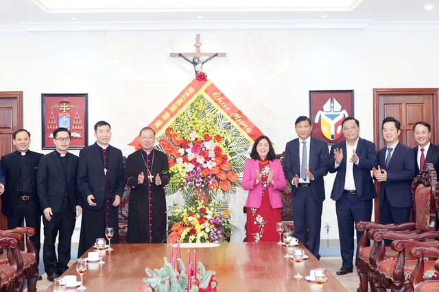 Ha Noi Party Secretary offers Christmas greetings to local Catholics- Ảnh 1.