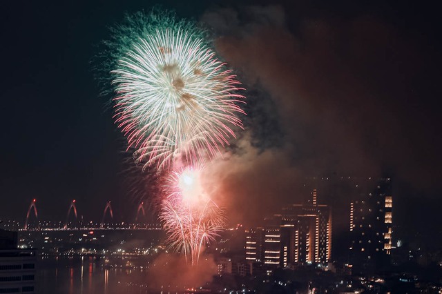 Fireworks and countdowns to welcome New Year 2025  - Ảnh 1.